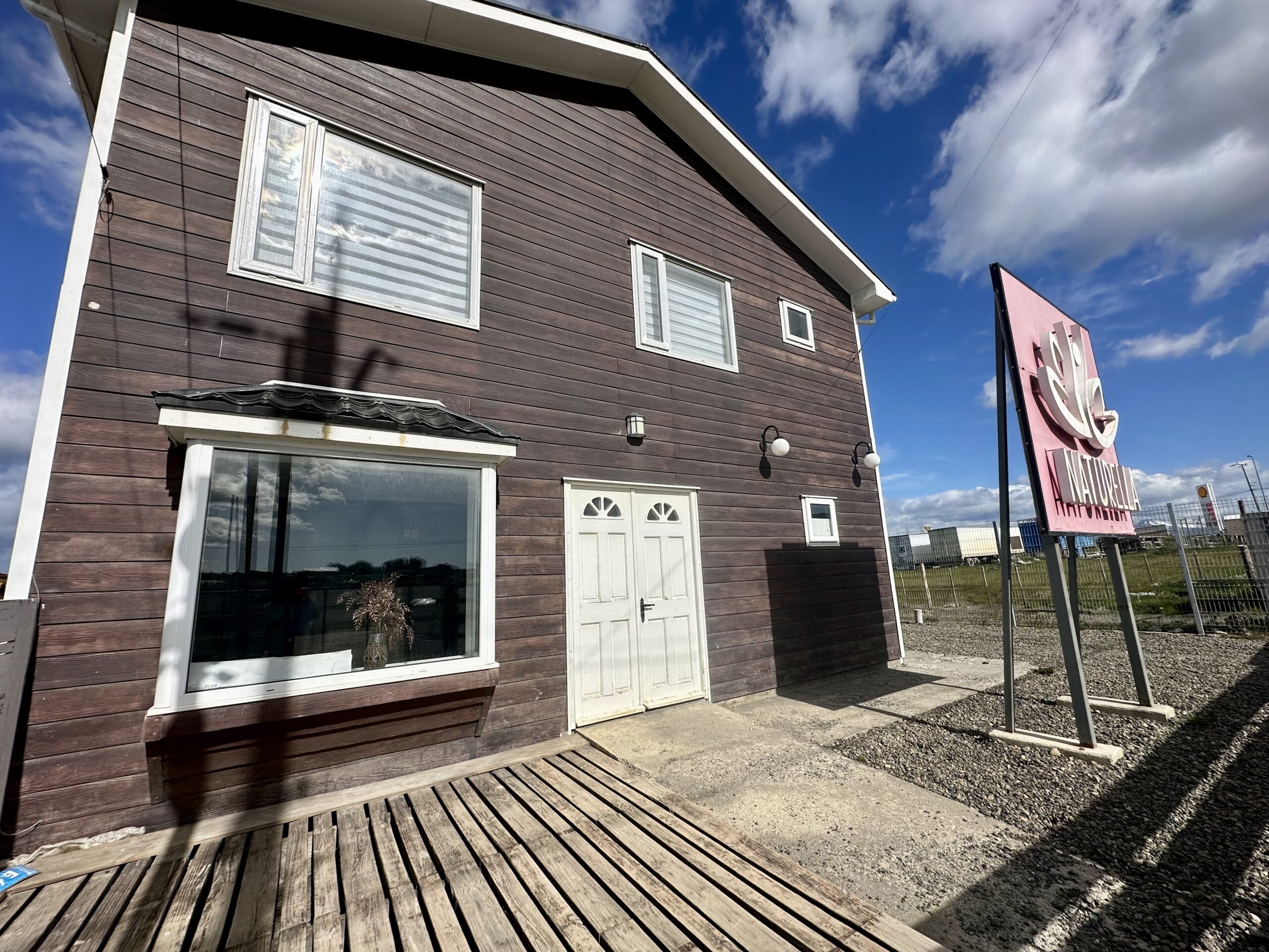 Conjunto de edificaciones con destino habitacional y/o comercial en acceso alternativo a la ciudad desde la Ruta 9,  Puerto Natales