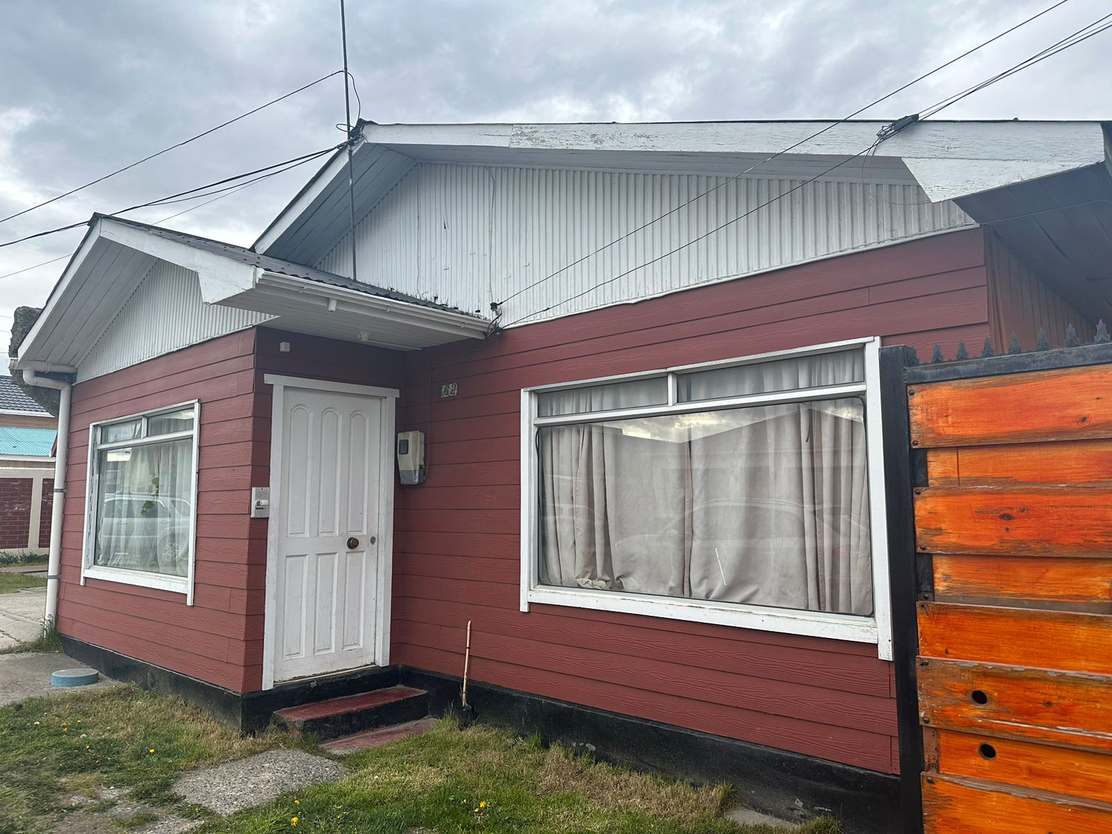 Oportunidad de inversión en calle Galvarino, terreno con tres construcciones en Puerto Natales