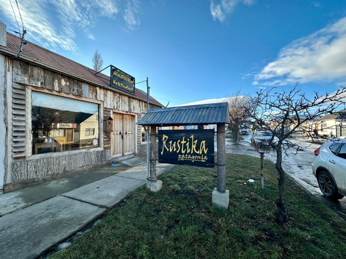 Restaurante operativo con patente de alcohol, casa interior y monoambiente cercano al centro de Puerto Natales