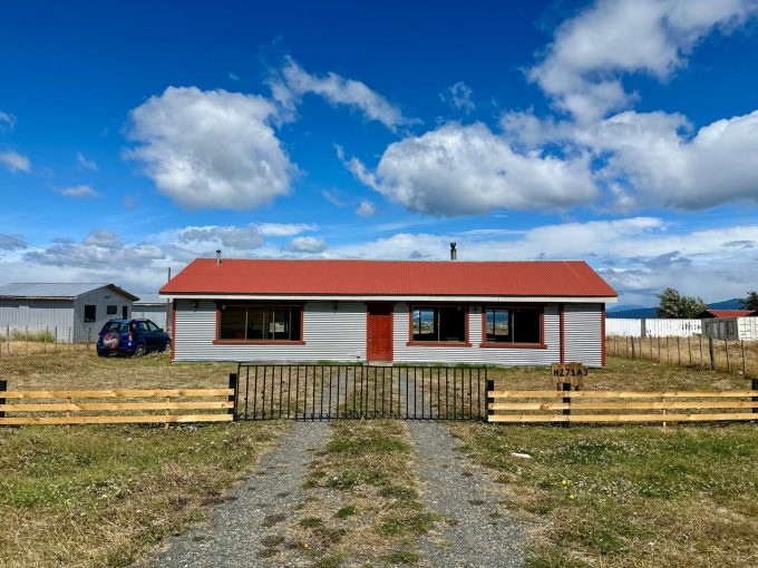 Propiedad de media hectárea con casa estilo rústico, excelente conectividad a la ciudad y aeropuerto en Camino 4, Puerto Natales